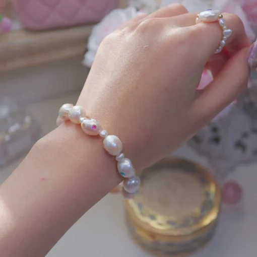 Chic Baroque Pearl Bracelet with Heart Charm and Gemstone Sparkles